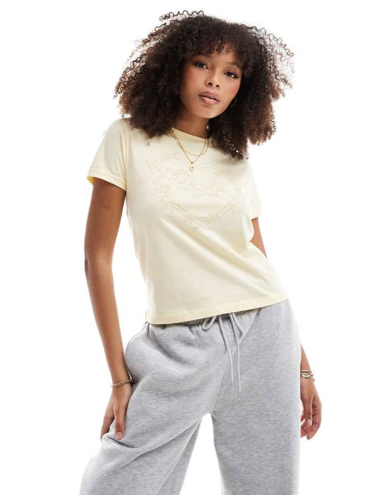 Pull & Bear - T-Shirt in Gelb mit farblich abgestimmtem Blumen-Grafikprint von Pull & Bear