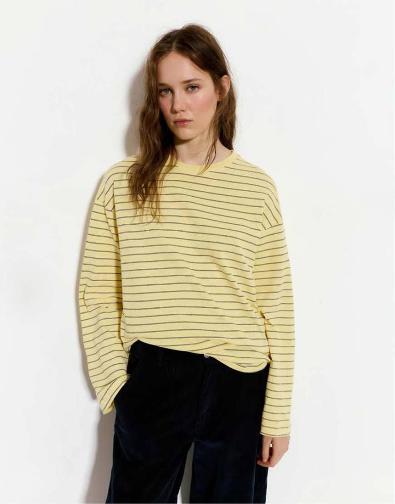 Pull & Bear - T-Shirt in Gelb mit gelben Streifen von Pull & Bear