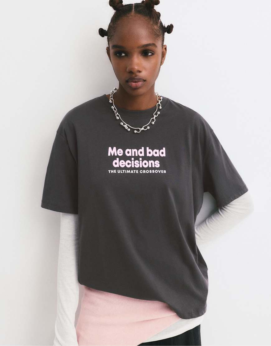 Pull & Bear - T-Shirt in Grau mit „Bad Decisions"-Print von Pull & Bear