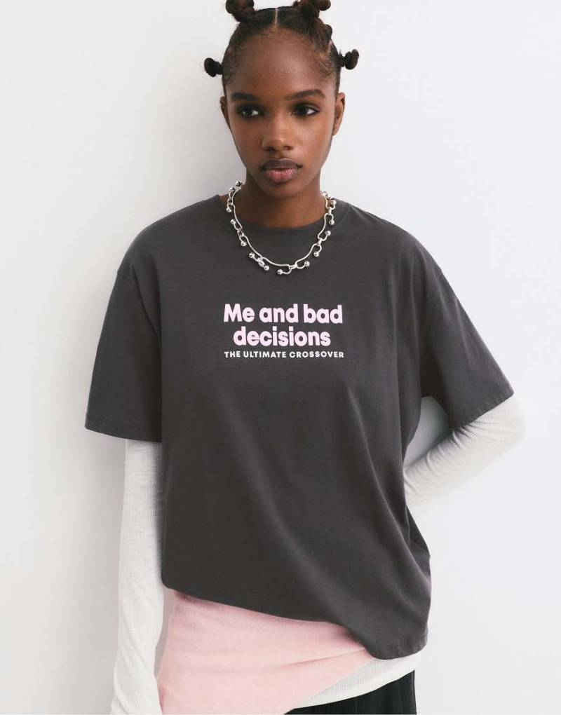 Pull & Bear - T-Shirt in Grau mit „Bad Decisions"-Print von Pull & Bear