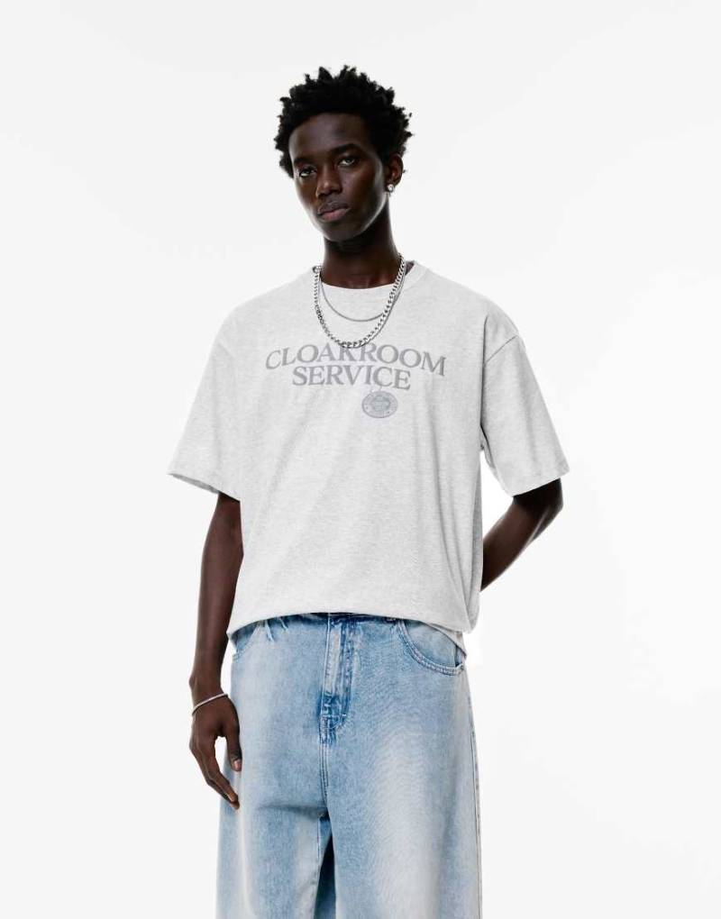 Pull & Bear - T-Shirt in Grau mit „Cloakroom Service"-Grafikprint von Pull & Bear