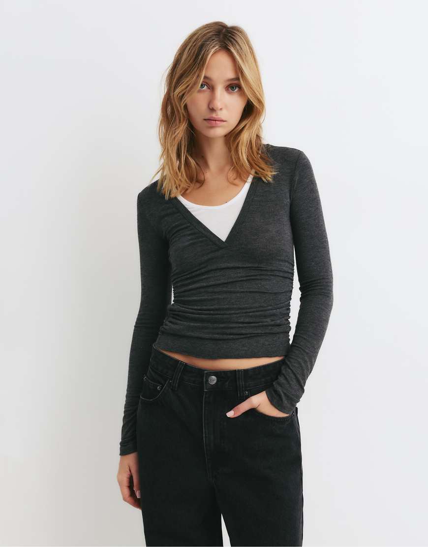 Pull & Bear - T-Shirt in Grau mit doppeltem V-Ausschnitt von Pull & Bear