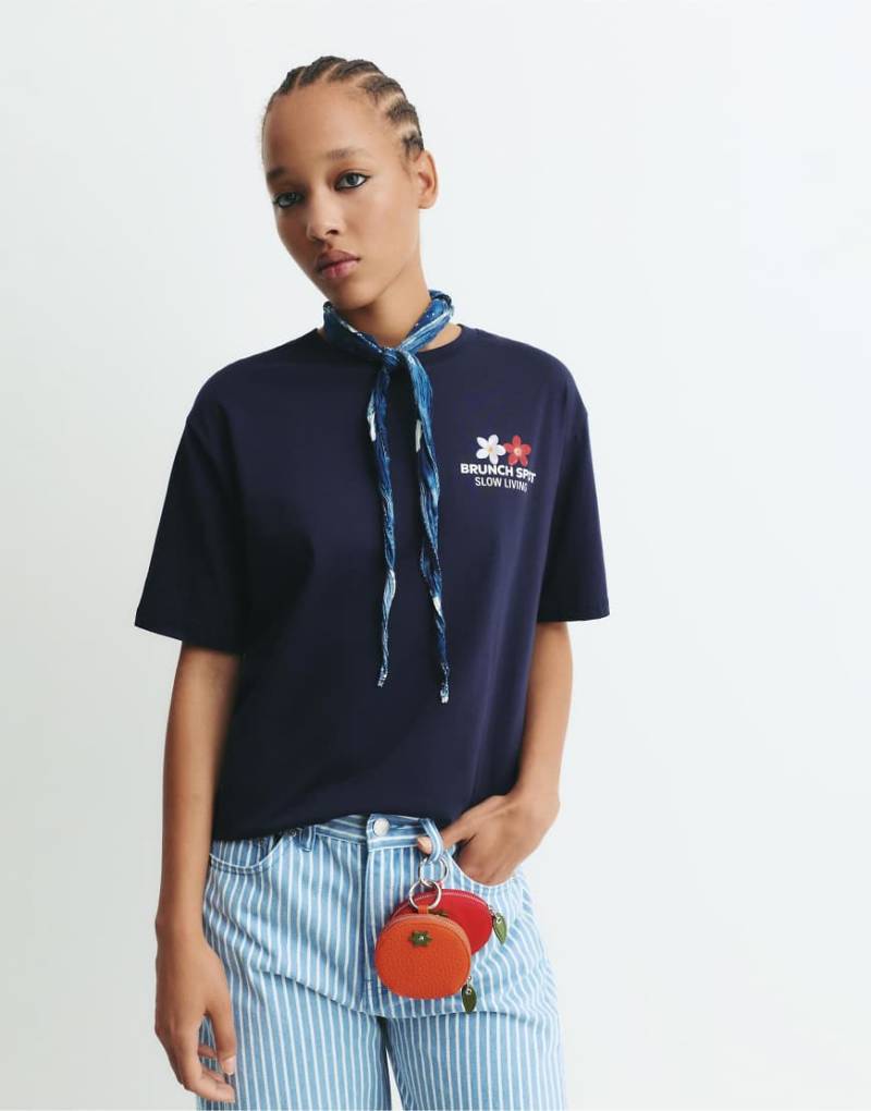 Pull & Bear - T-Shirt in Marineblau mit Açaí-Grafik Pull & Bear - T-Shirt in Marineblau mit Açaí-Grafik von Pull & Bear