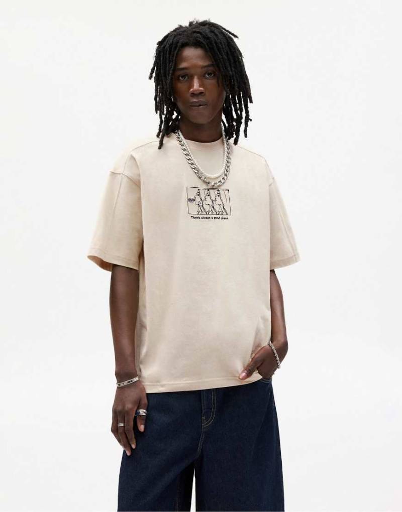 Pull & Bear - T-Shirt in Sandbeige mit aufgestickten Gesichtern-Neutral von Pull & Bear