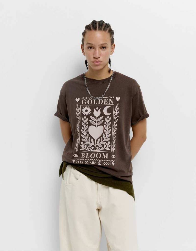 Pull & Bear - T-Shirt in Schokobraun mit „Golden Bloom"-Print-Bunt von Pull & Bear