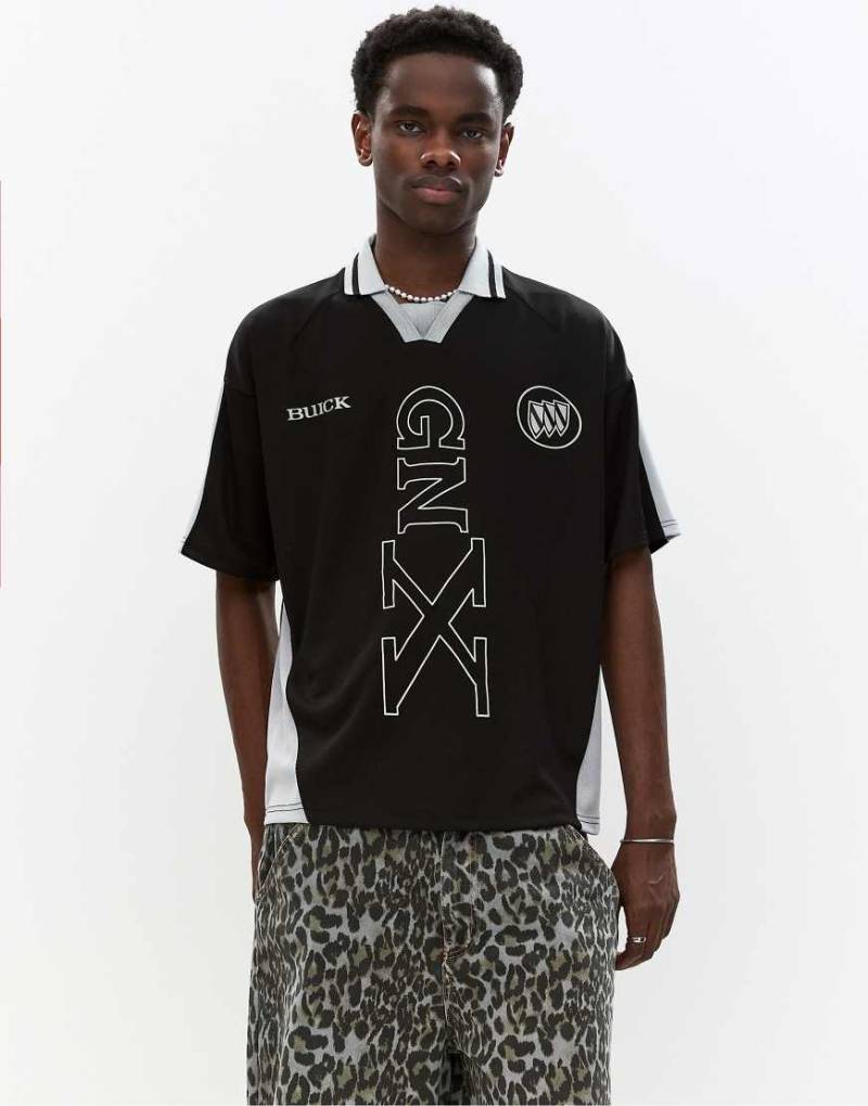 Pull & Bear - T-Shirt in Schwarz mit Polokragen und „GNX"-Print von Pull & Bear