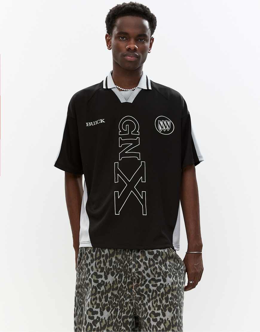 Pull & Bear - T-Shirt in Schwarz mit Polokragen und „GNX"-Print Pull & Bear - T-Shirt in Schwarz mit Polokragen und „GNX"-Print von Pull & Bear
