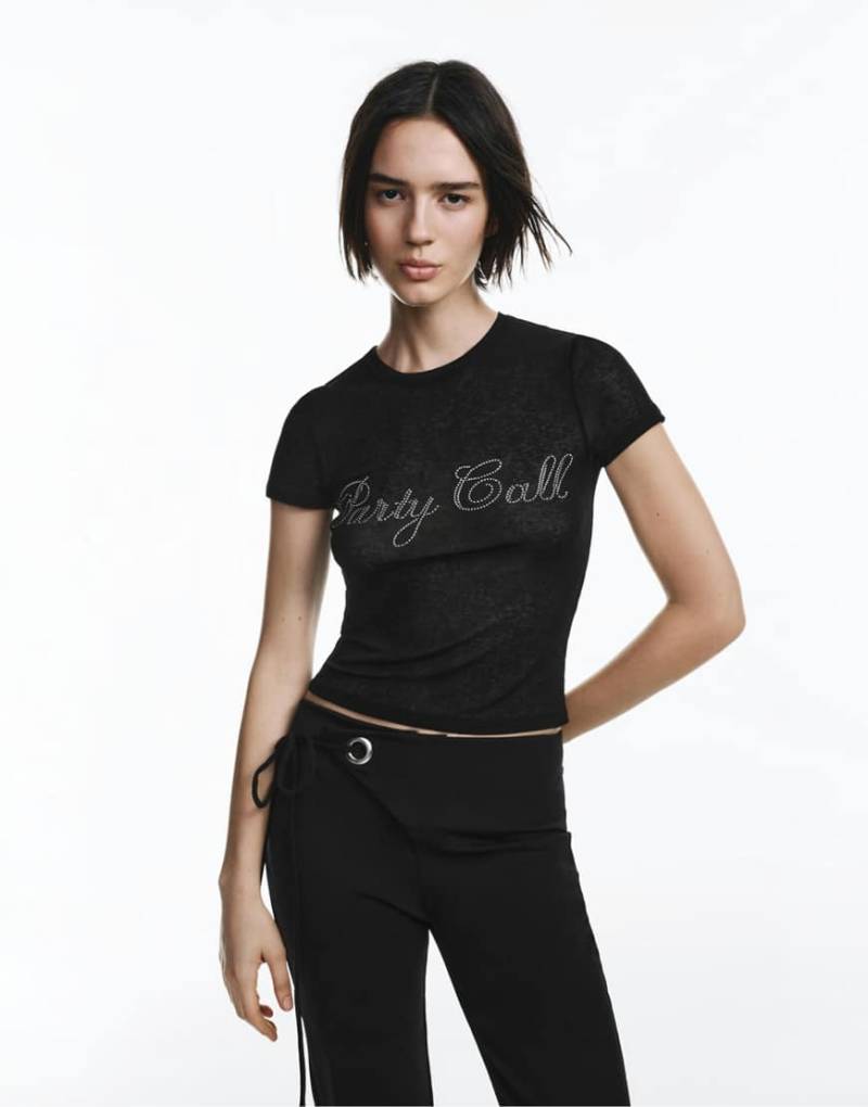 Pull & Bear - T-Shirt in Schwarz mit Slogan mit Strassverzierung von Pull & Bear