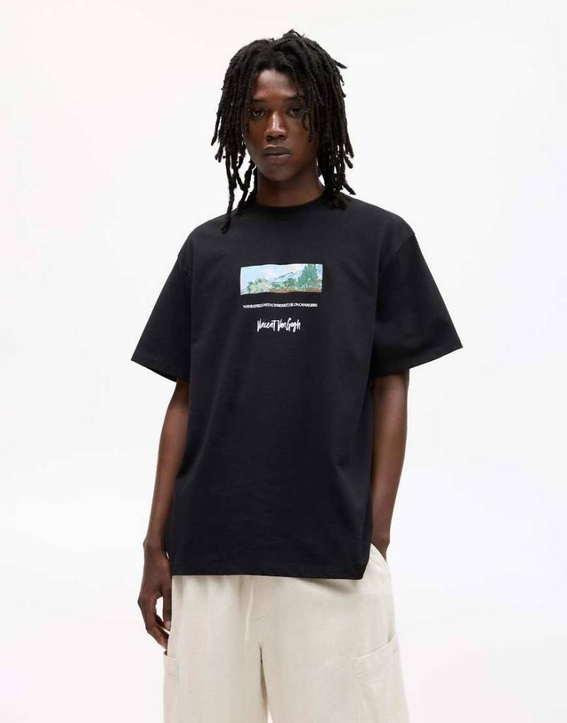 Pull & Bear - T-Shirt in Schwarz mit Van Gogh „Weizenfeld mit Zypressen"-Print von Pull & Bear
