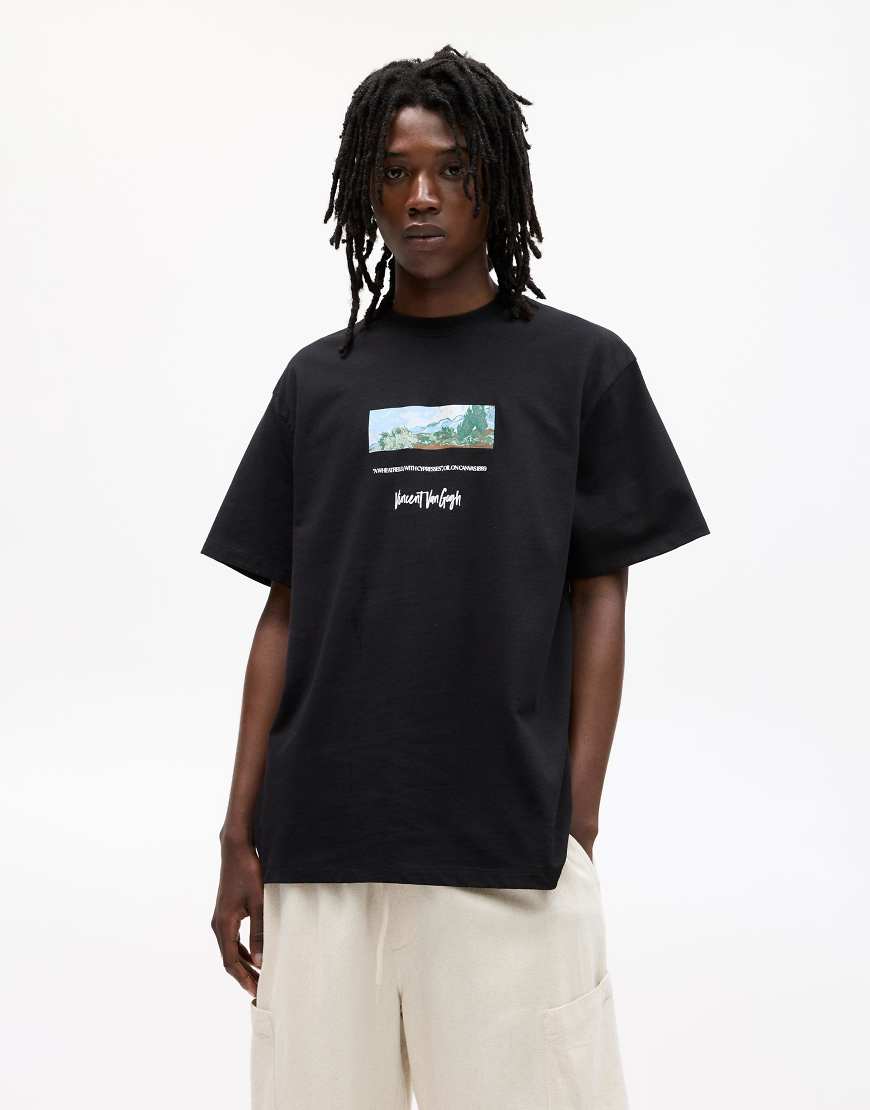 Pull & Bear - T-Shirt in Schwarz mit Van Gogh „Weizenfeld mit Zypressen"-Print von Pull & Bear