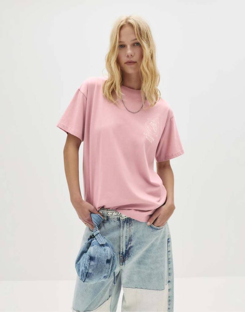 Pull & Bear - T-Shirt in Staubrosa mit Motivprint von Pull & Bear