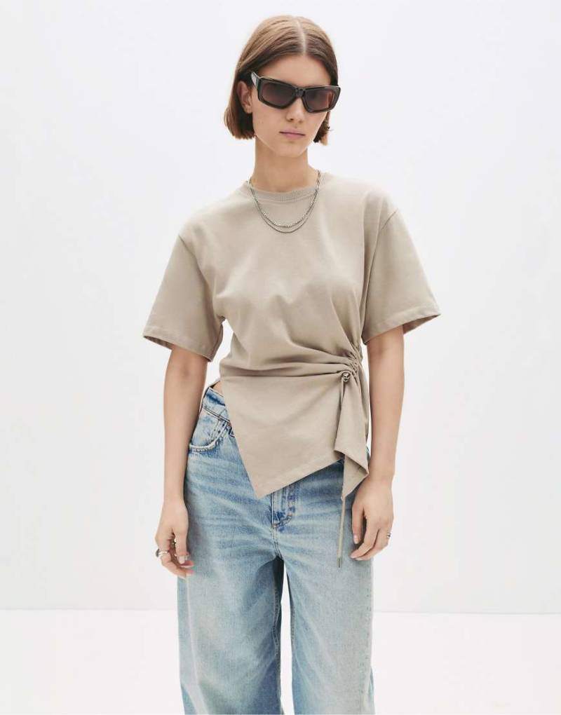 Pull & Bear - T-Shirt in Steinbeige mit geraffter Taille-Neutral von Pull & Bear