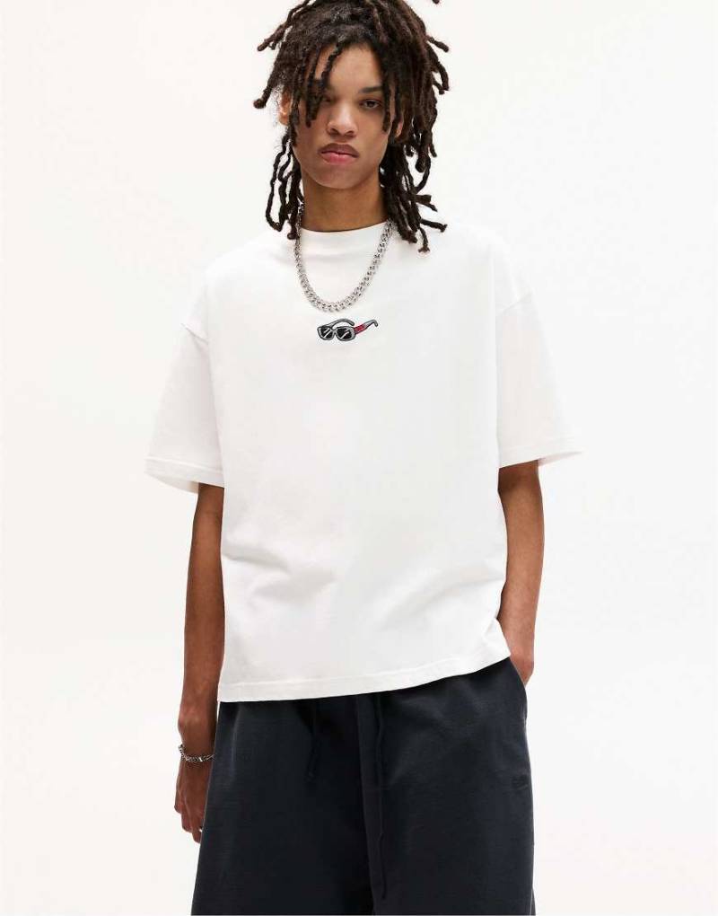 Pull & Bear - T-Shirt in Weiß mit „STWD"-Stickerei von Pull & Bear