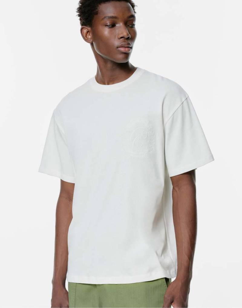 Pull & Bear - T-Shirt in Wollweiß mit College-Stickerei von Pull & Bear