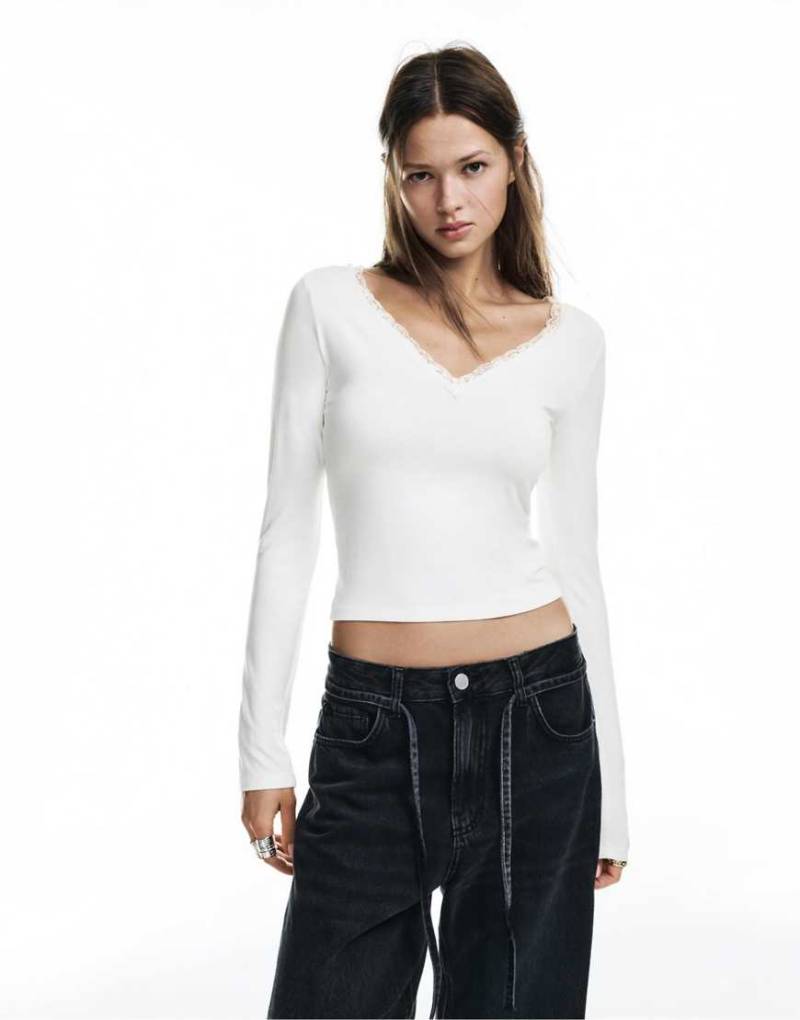 Pull & Bear - T-Shirt in Wollweiß mit Spitzenborte am Ausschnitt von Pull & Bear