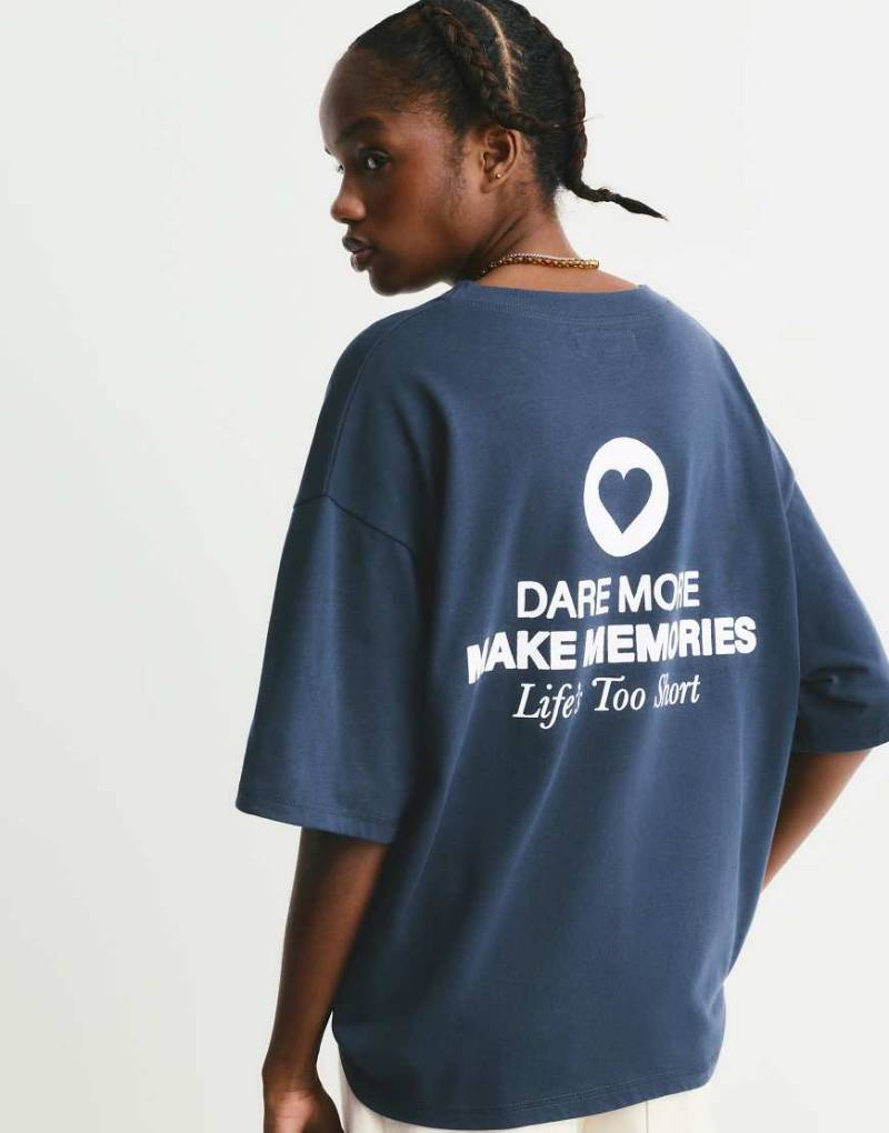 Pull & Bear - T-Shirt in verblasstem Marineblau mit Herz-Print Pull & Bear - T-Shirt in verblasstem Marineblau mit Herz-Print von Pull & Bear