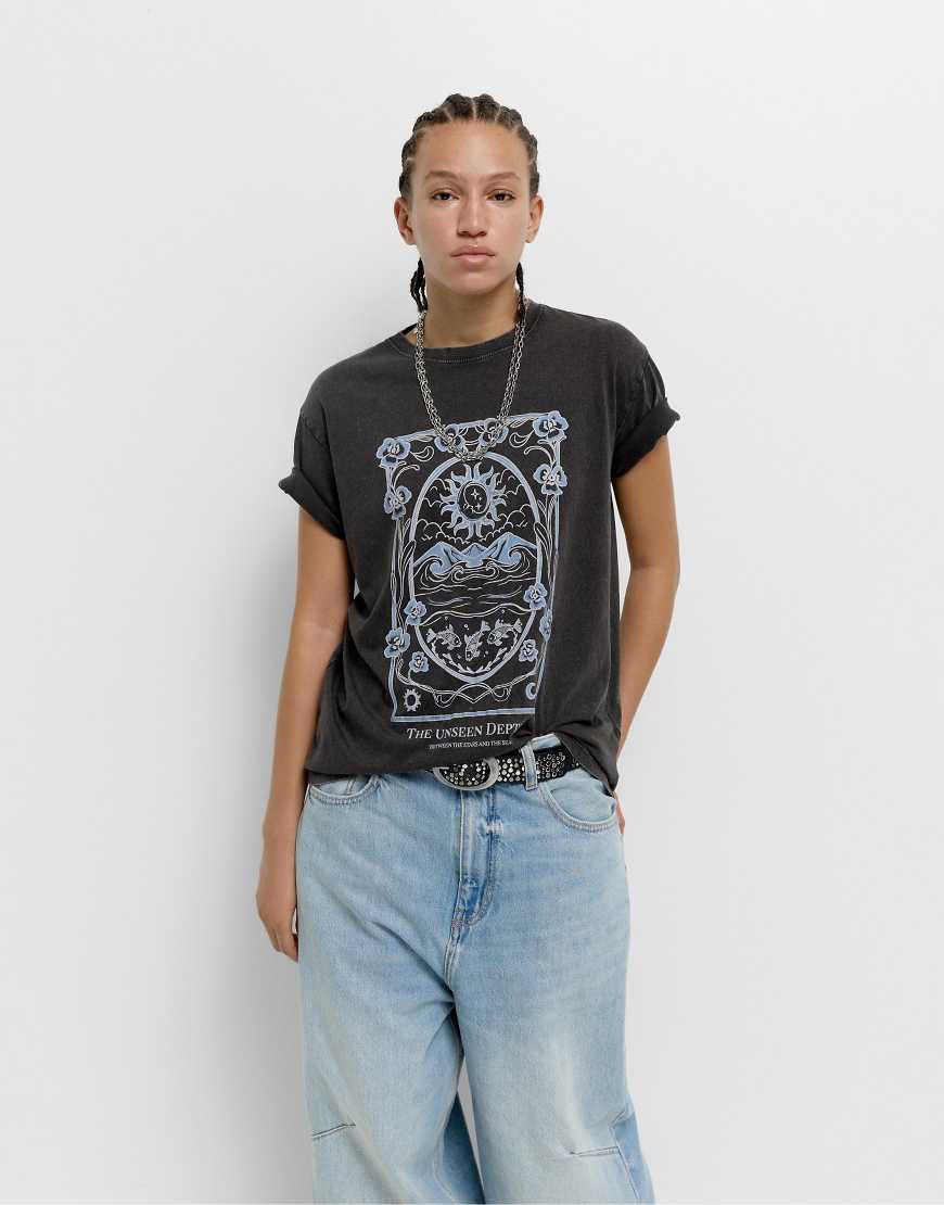 Pull & Bear - T-Shirt in verblasstem Schwarz mit Mond-Prrint-Grau von Pull & Bear
