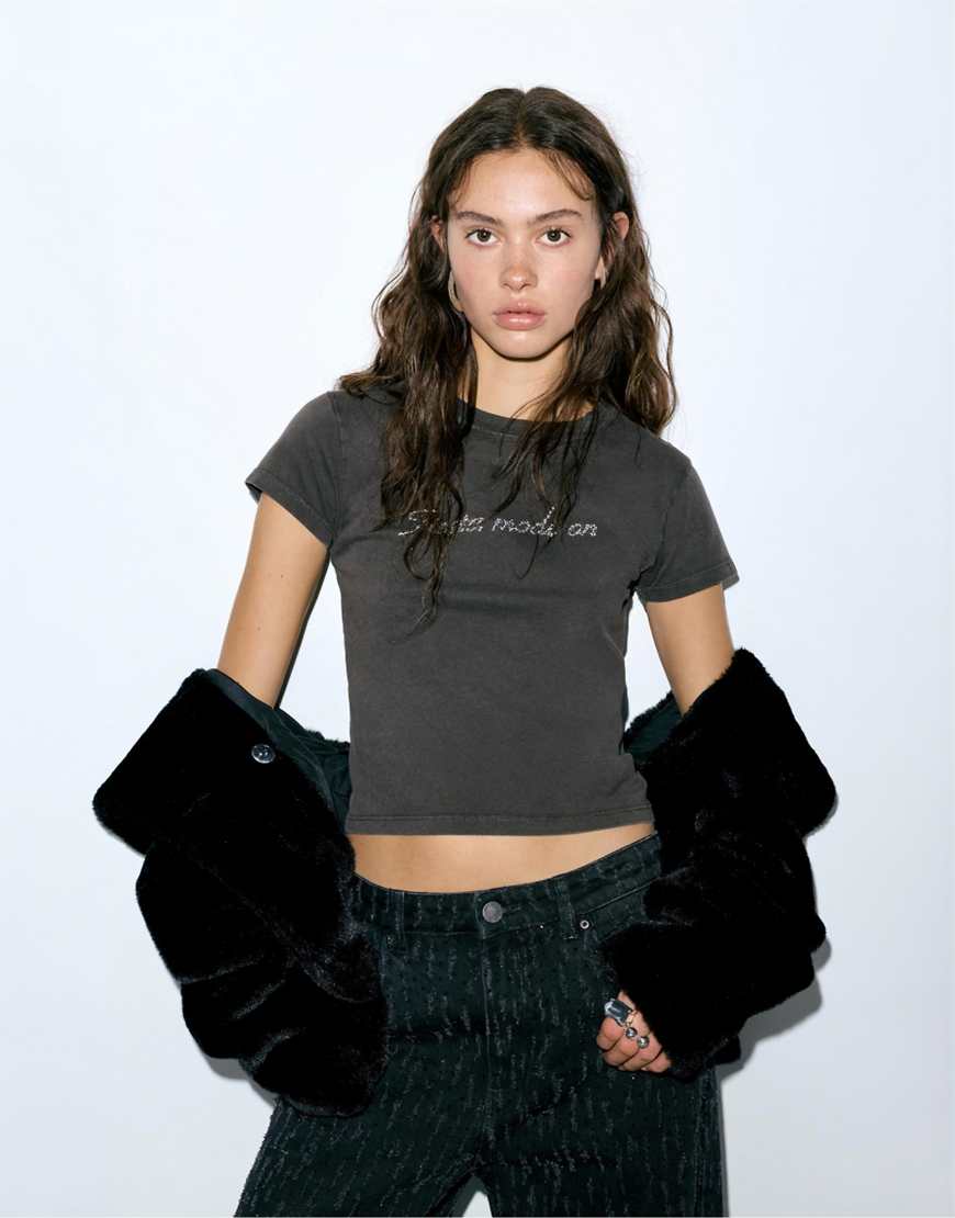 Pull & Bear - T-Shirt in verblasstem Schwarz mit Strassdetail-Grau von Pull & Bear