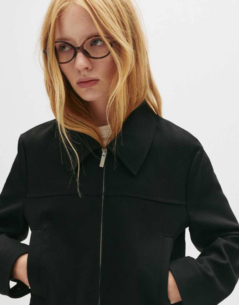 Pull & Bear - Taillierte Jacke in Schwarz mit Reißverschluss von Pull & Bear