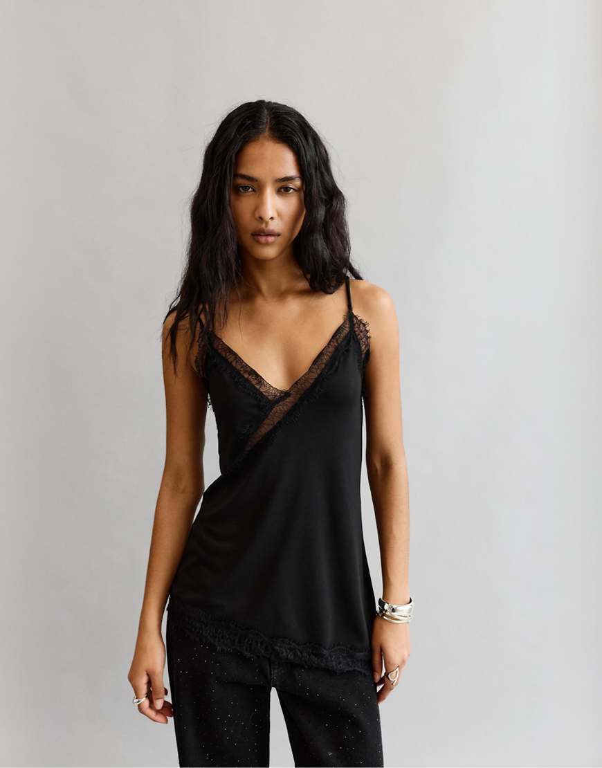 Pull & Bear - Trägertop in Schwarz mit asymmetrischer Spitzenborte von Pull & Bear