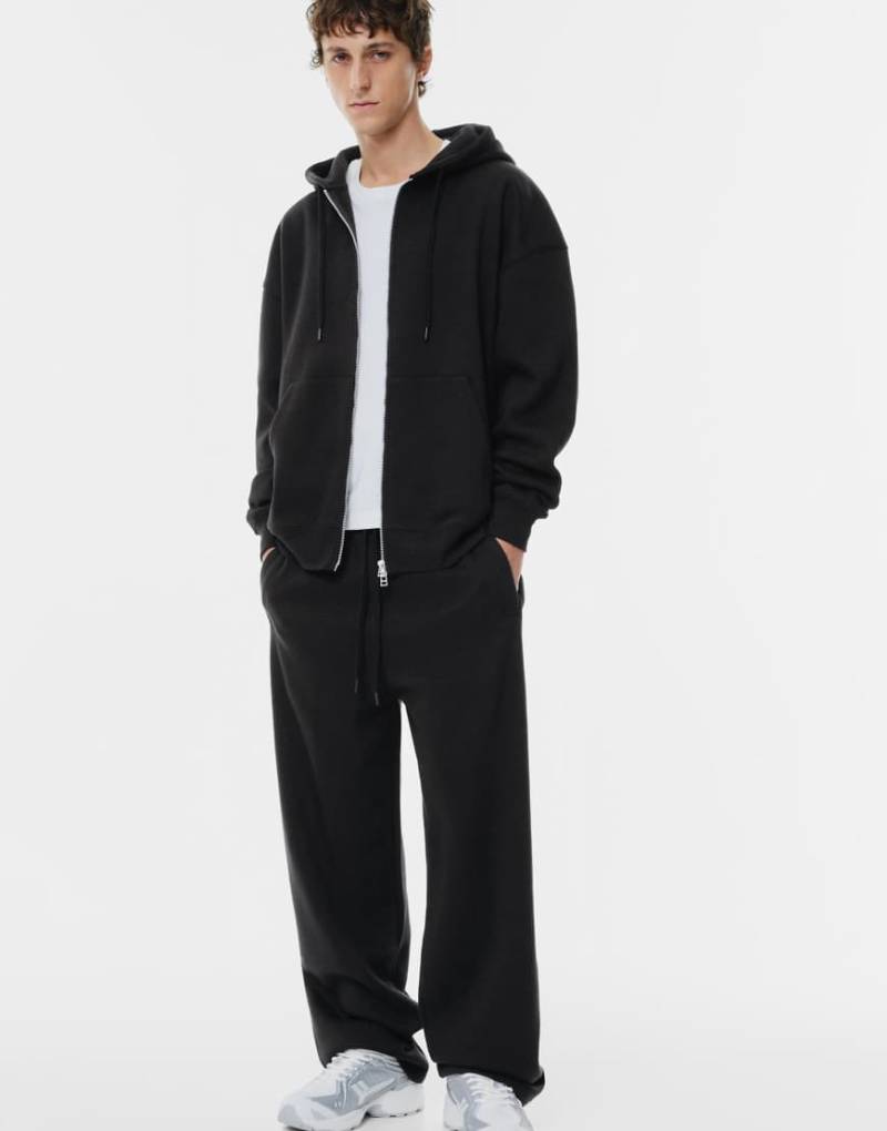 Pull & Bear - Trainingsanzug in Schwarz, bestehend aus Hose und Sweatshirt von Pull & Bear