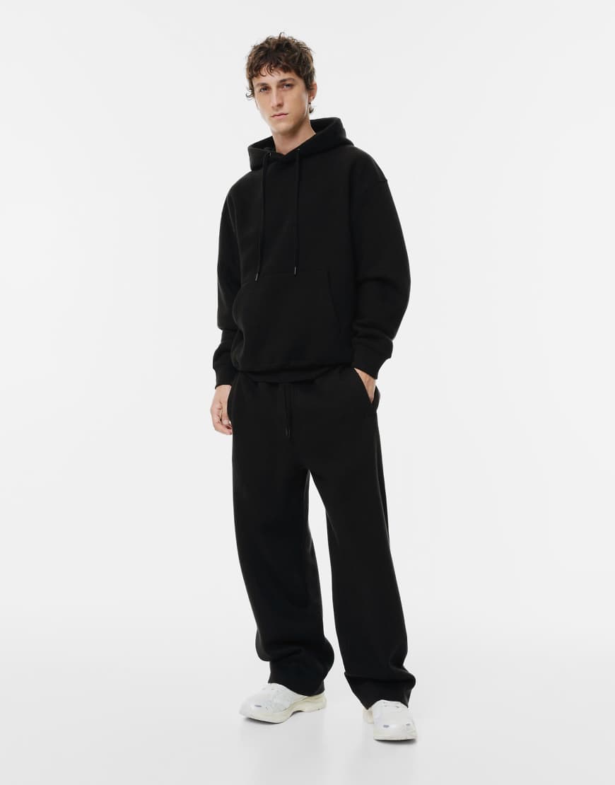 Pull & Bear - Trainingsanzug in Schwarz mit Sweatshirt mit Kapuze und Hose von Pull & Bear