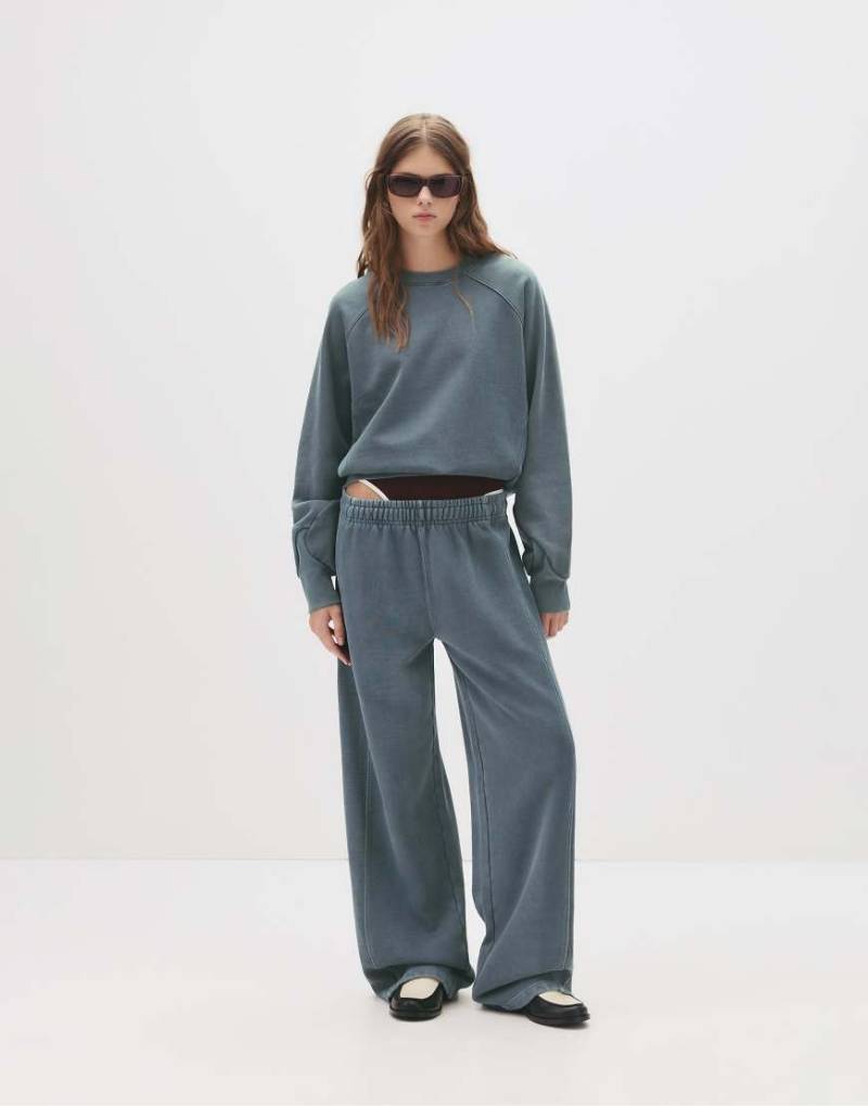 Pull & Bear - Trainingshose in Grau mit weitem Bein von Pull & Bear