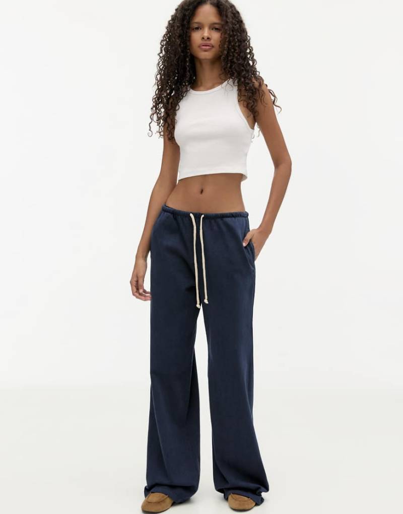 Pull & Bear - Trainingshose in Marineblau mit weitem Bein und kontrastierendem Kordelzug von Pull & Bear