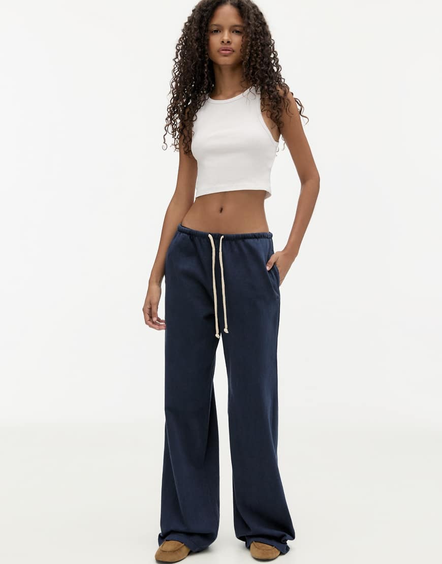 Pull & Bear - Trainingshose in Marineblau mit weitem Bein und kontrastierendem Kordelzug von Pull & Bear