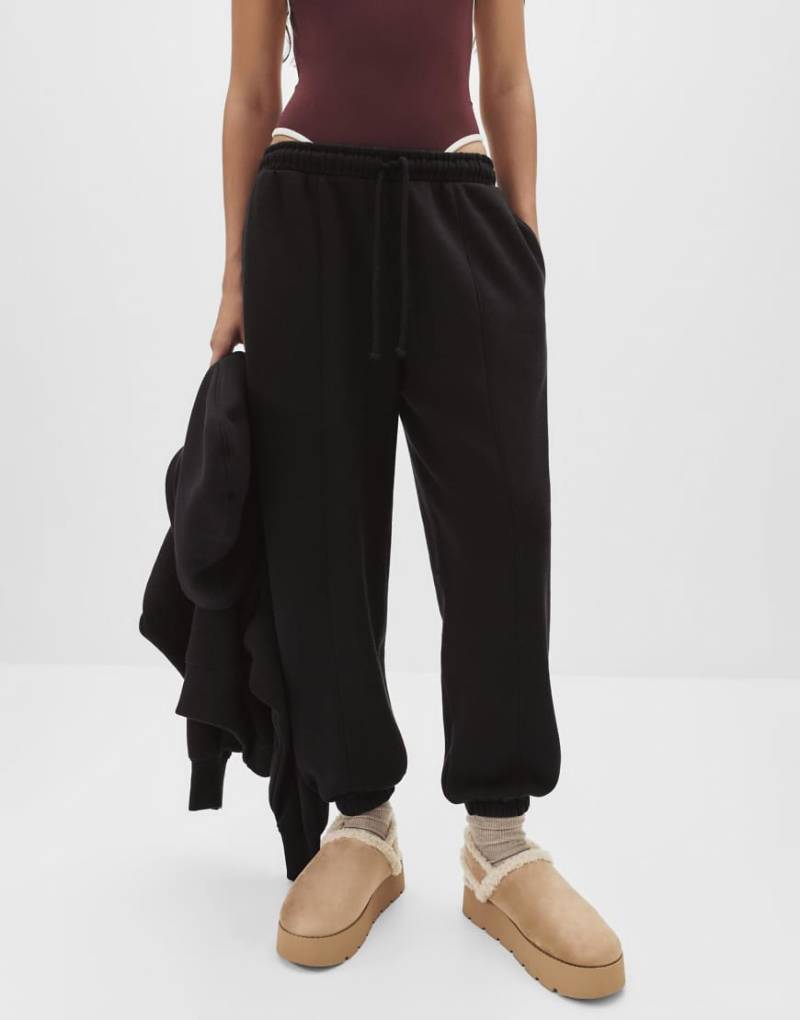 Pull & Bear - Trainingshose in Schwarz mit Ziernaht Pull & Bear - Trainingshose in Schwarz mit Ziernaht von Pull & Bear
