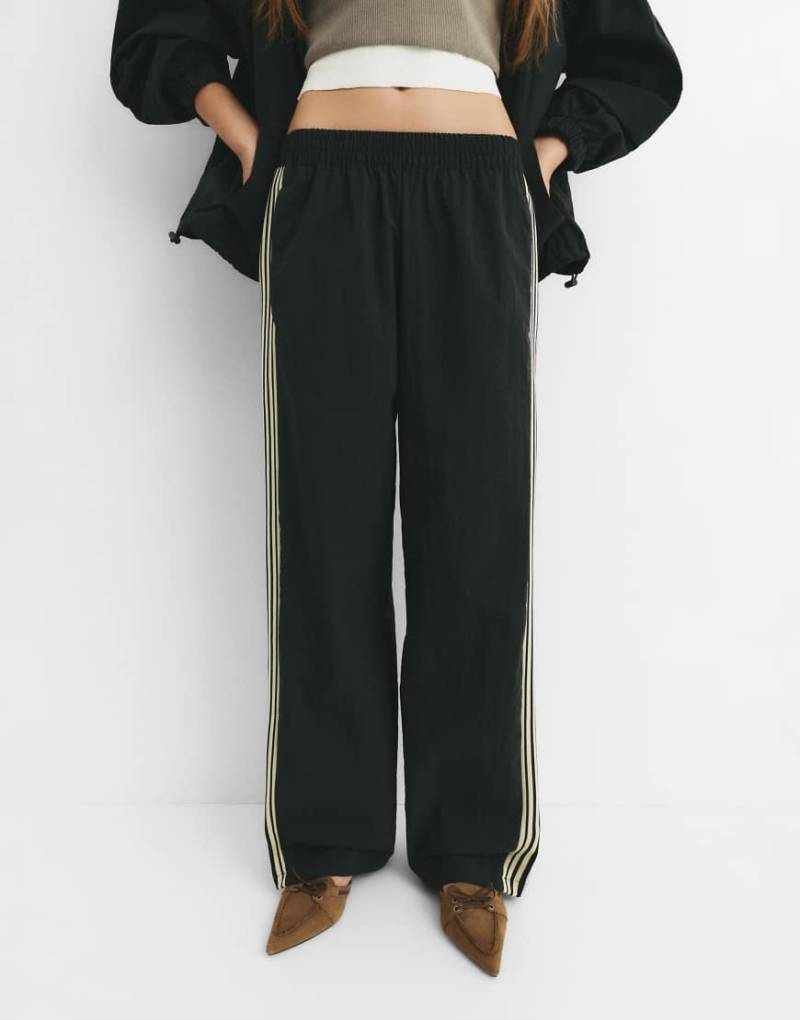 Pull & Bear - Trainingshose in Schwarz mit seitlichem Streifen von Pull & Bear