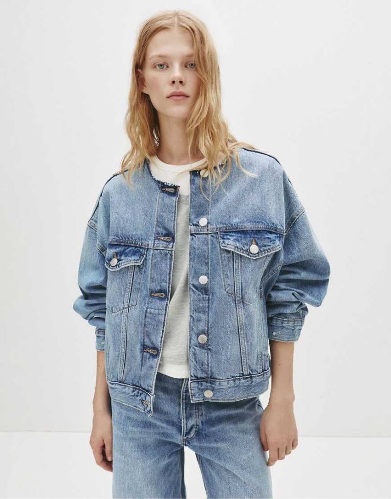 Pull & Bear - Trucker-Jeansjacke in Mittelblau mit Rundhalsausschnitt von Pull & Bear