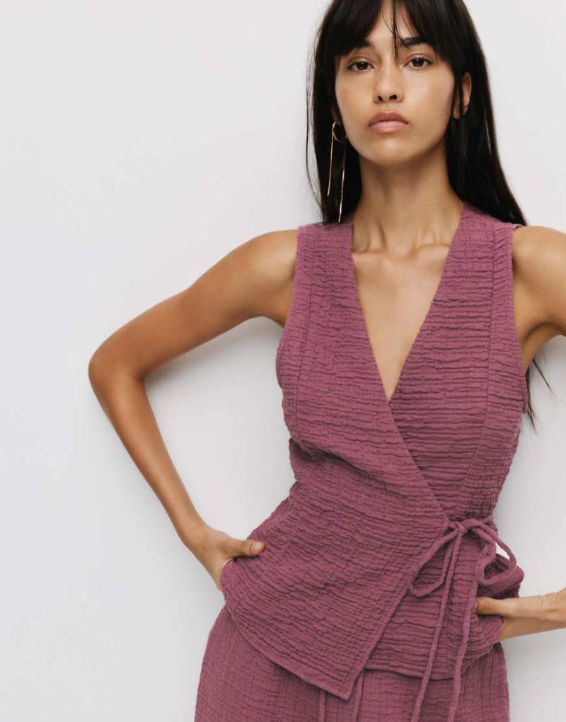 Pull & Bear - Überkreuztes Trägertop in Weinrot mit Knitteroptik von Pull & Bear