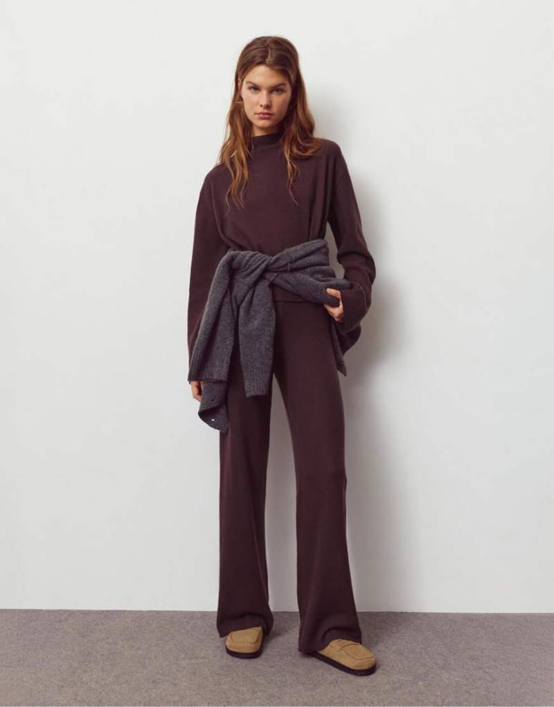 Pull & Bear - Weiche Hose in Burgunderrot mit geradem Schnitt von Pull & Bear