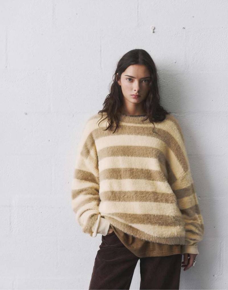 Pull & Bear - Weicher, gestreifter Strickpullover in blassem Sand-Neutral von Pull & Bear