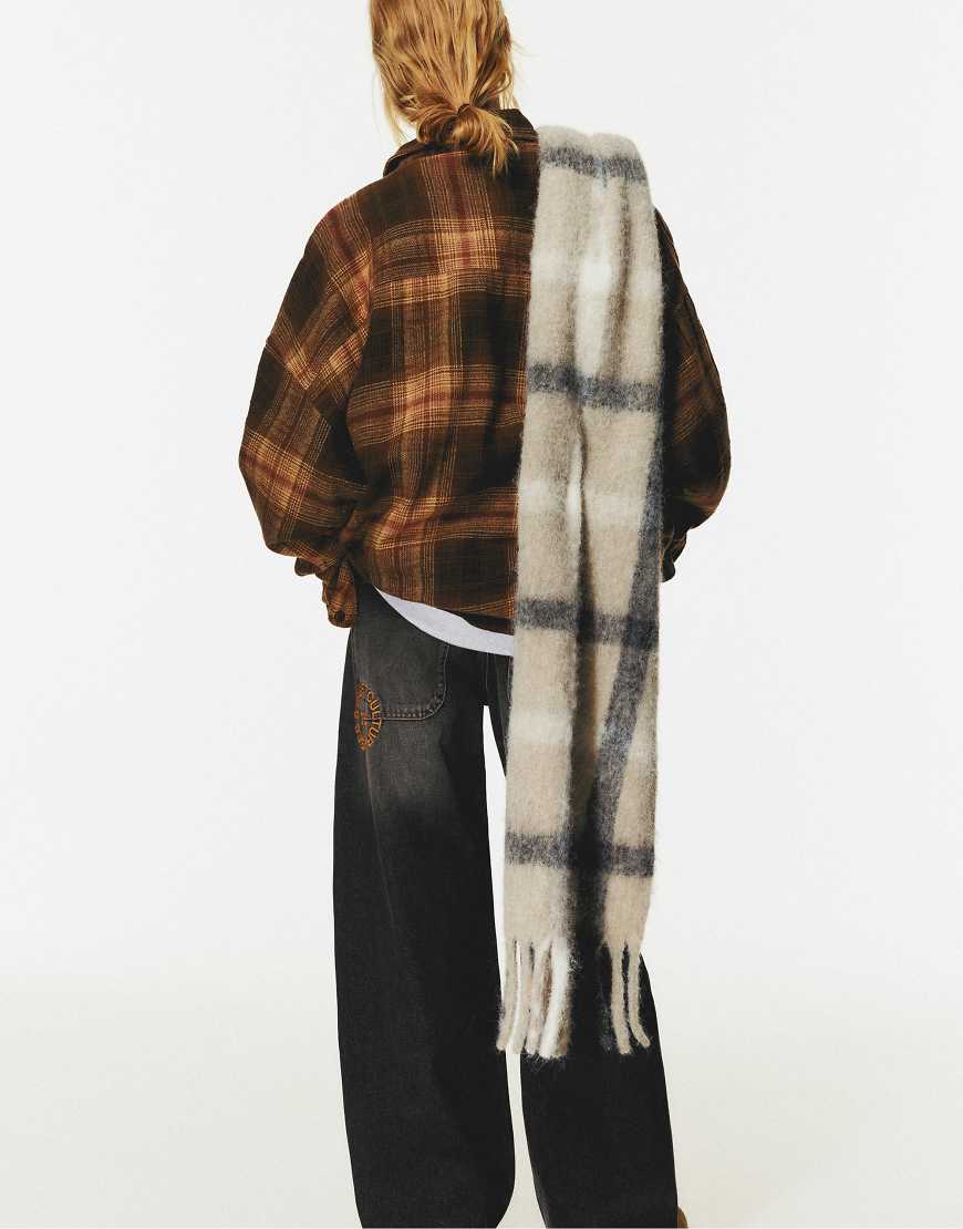 Pull & Bear - Weicher, karierter Schal in Schwarz von Pull & Bear