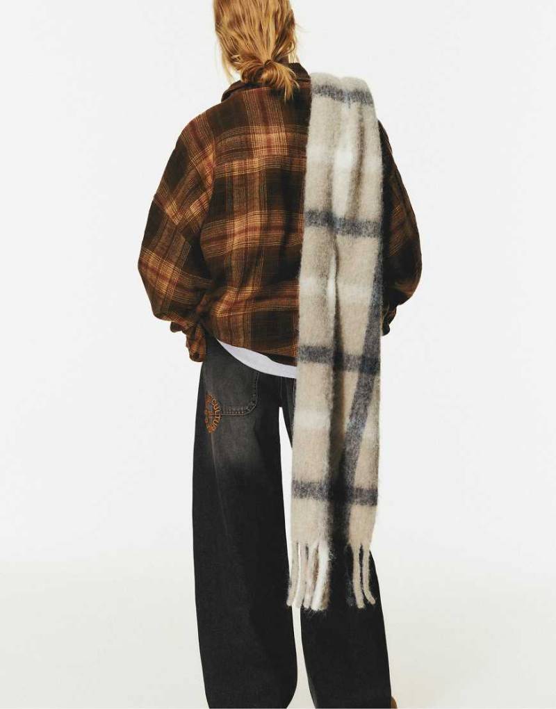 Pull & Bear - Weicher, karierter Schal in Schwarz Pull & Bear - Weicher, karierter Schal in Schwarz von Pull & Bear