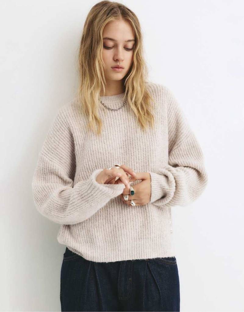 Pull & Bear - Weicher, links gestrickter Pullover in sandgelb meliert-Neutral von Pull & Bear