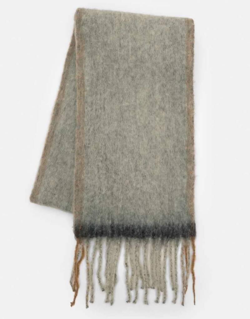 Pull & Bear - Weicher Fransenschal in Blassgrau von Pull & Bear
