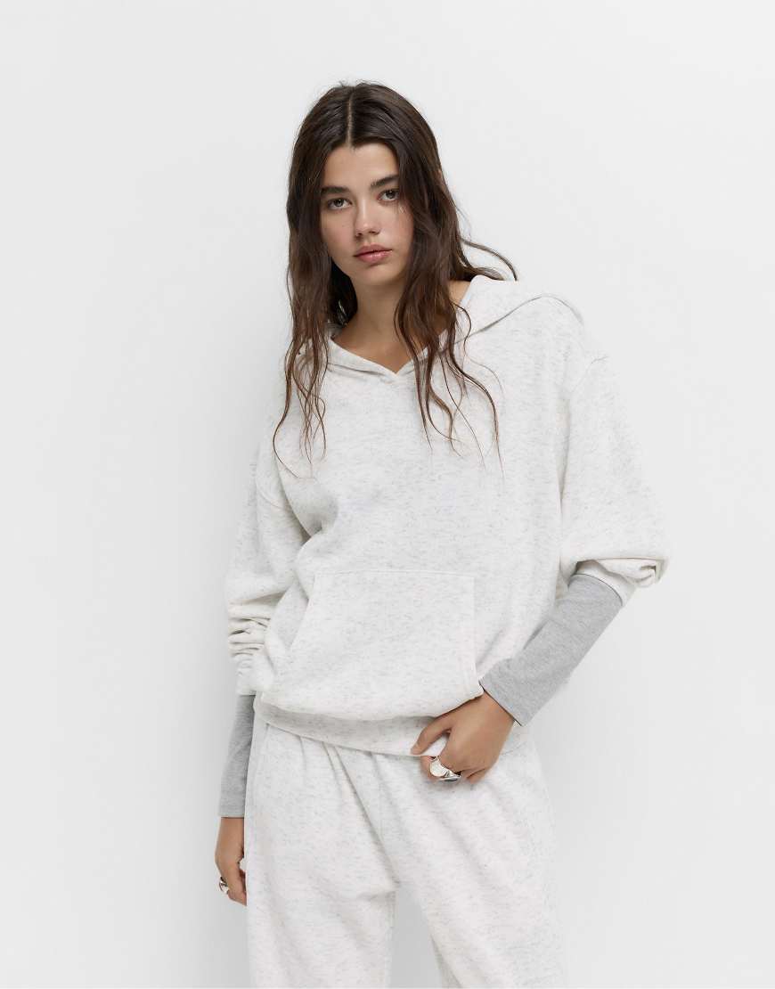 Pull & Bear - Weicher Kapuzenpullover aus Strick in meliertem Blassgrau von Pull & Bear