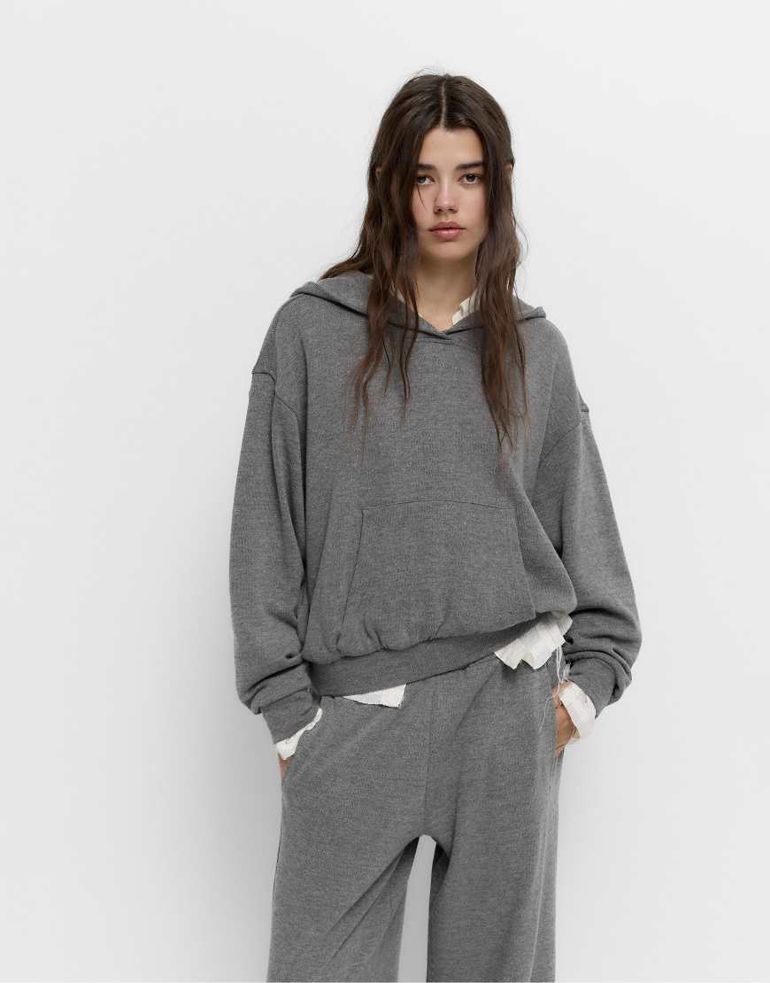 Pull & Bear - Weicher Kapuzenpullover aus Strick in meliertem Dunkelgrau von Pull & Bear