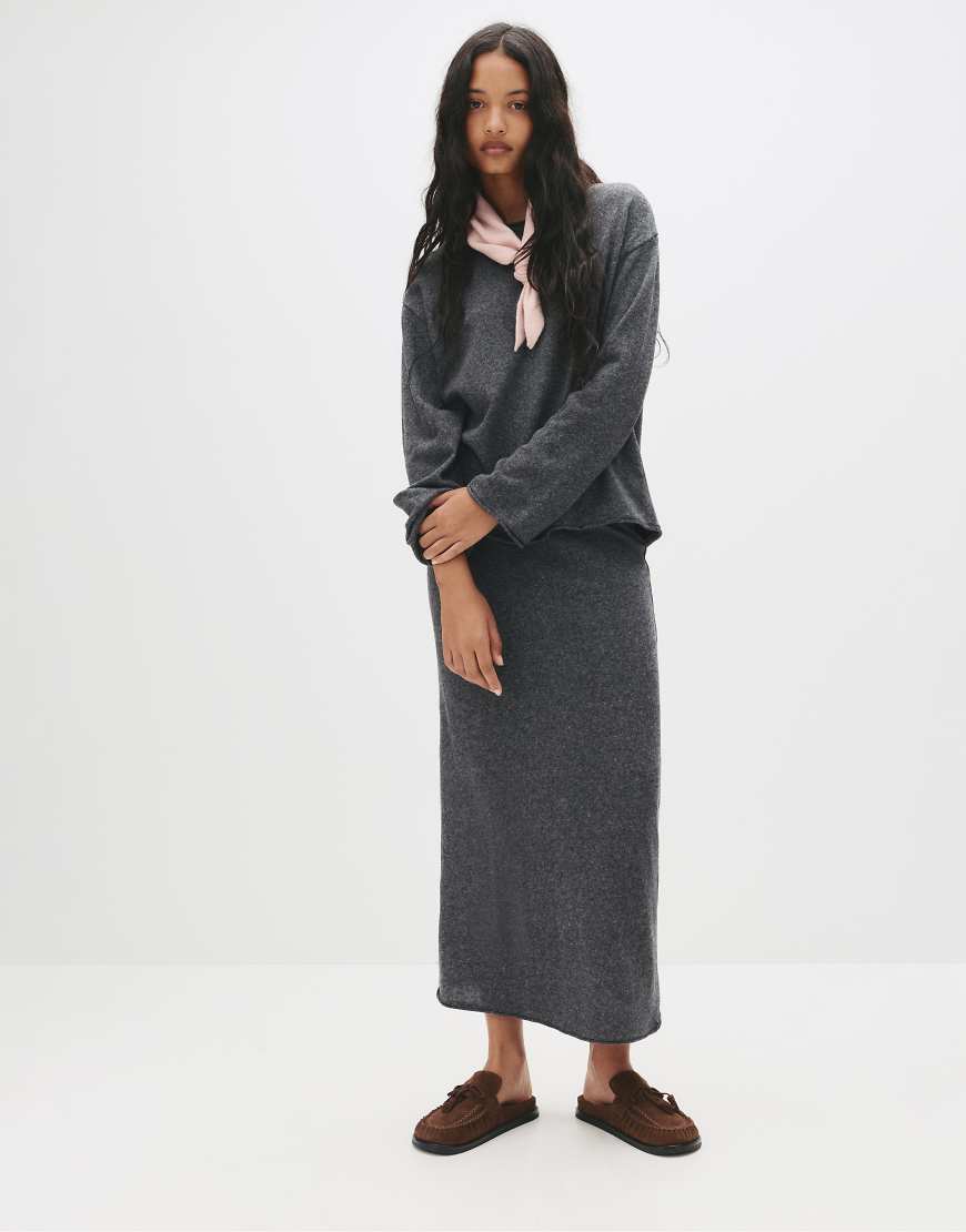 Pull & Bear - Weicher Midirock in Mittelgrau mit geradem Schnitt von Pull & Bear