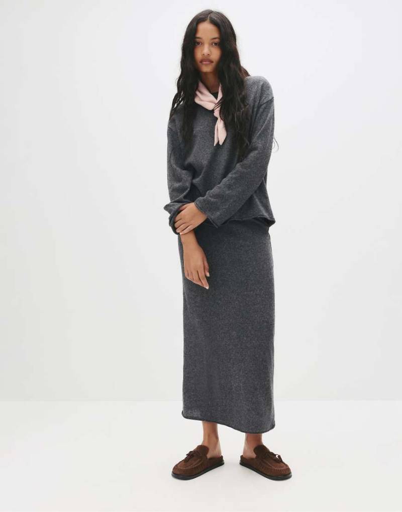 Pull & Bear - Weicher Midirock in Mittelgrau mit geradem Schnitt von Pull & Bear