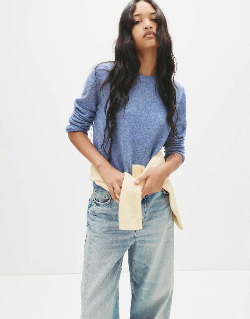 Pull & Bear - Weicher Pullover in Indigoblau mit regulärer Passform Pull & Bear - Weicher Pullover in Indigoblau mit regulärer Passform von Pull & Bear