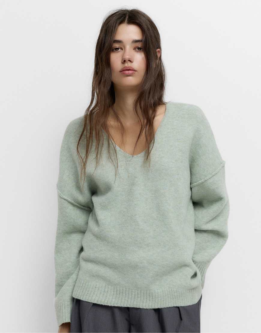 Pull & Bear - Weicher Strickpullover in Blassgrün mit V-Ausschnitt Pull & Bear - Weicher Strickpullover in Blassgrün mit V-Ausschnitt von Pull & Bear
