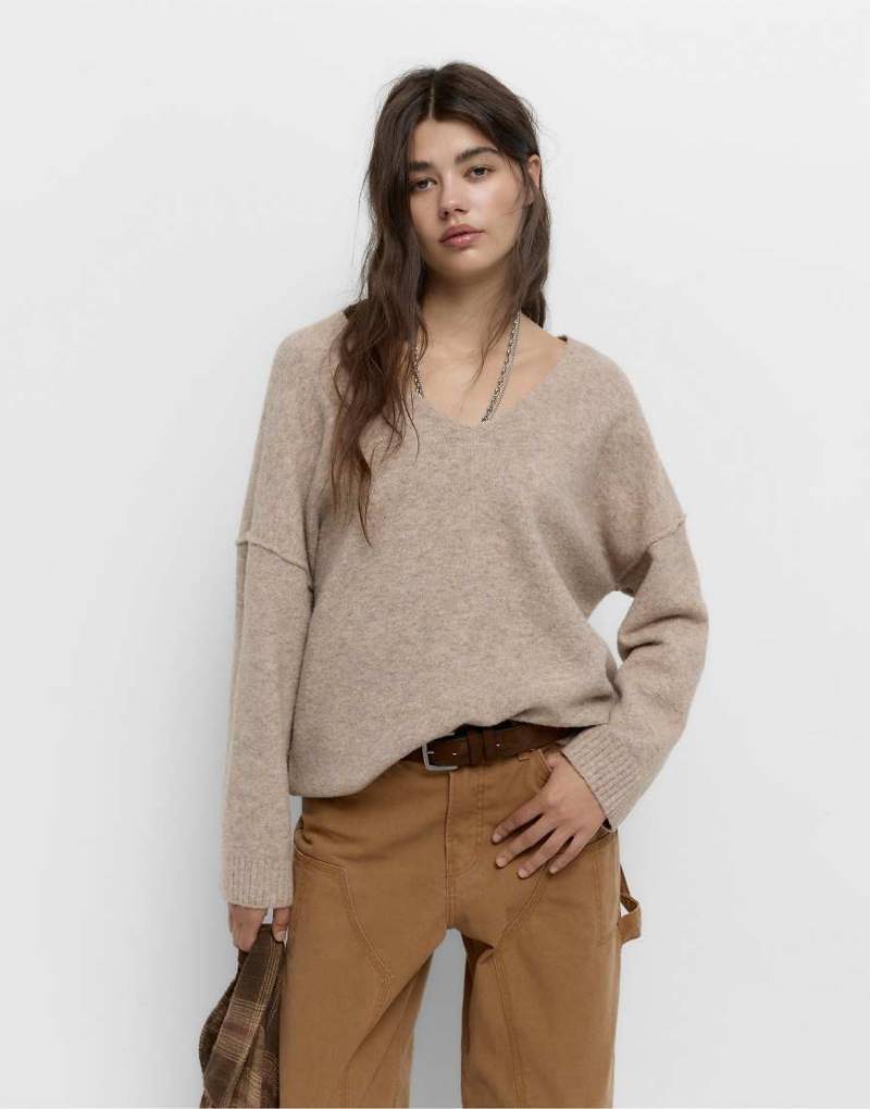 Pull & Bear - Weicher Strickpullover in Braun mit V-Ausschnitt-Brown Pull & Bear - Weicher Strickpullover in Braun mit V-Ausschnitt-Brown von Pull & Bear