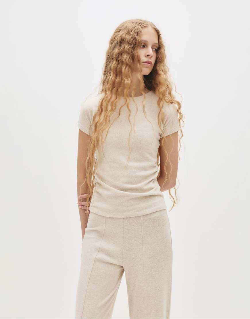 Pull & Bear - Weiches, gerafftes T-Shirt in Beige-Neutral Pull & Bear - Weiches, gerafftes T-Shirt in Beige-Neutral von Pull & Bear