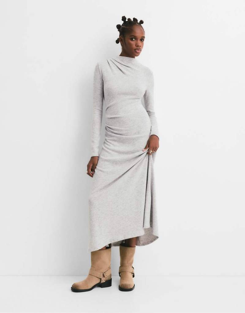 Pull & Bear - Weiches Midikleid in Hellgrau mit Raffungen von Pull & Bear