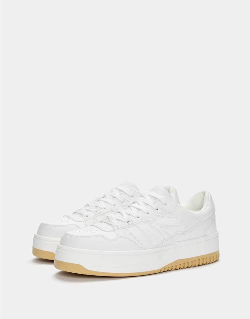 Pull & Bear - Weiße Sneaker mit dicker Profilsohle von Pull & Bear
