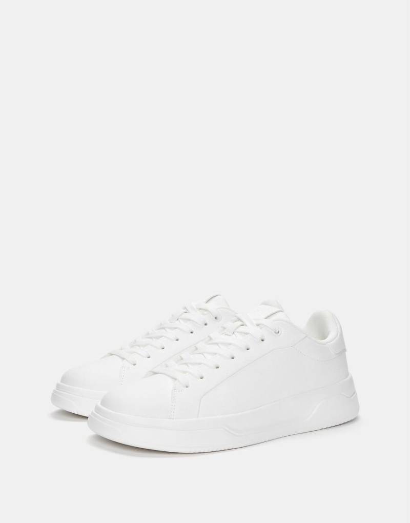 Pull & Bear - Weiße Sneaker mit dicker Profilsohle Pull & Bear - Weiße Sneaker mit dicker Profilsohle von Pull & Bear